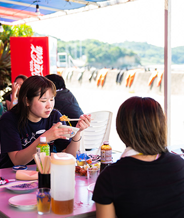 海洋実習昼食の様子